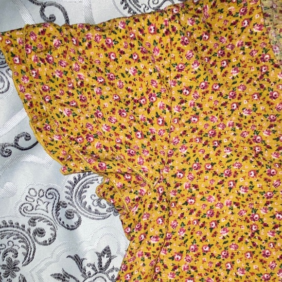 Boho Chic Bottom Tie Ruffle Shoulder Top - Picture 3 of 4